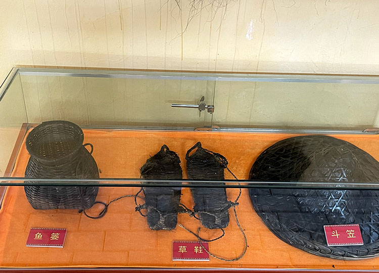连南革命先辈们用过的鱼篓 草鞋 斗笠