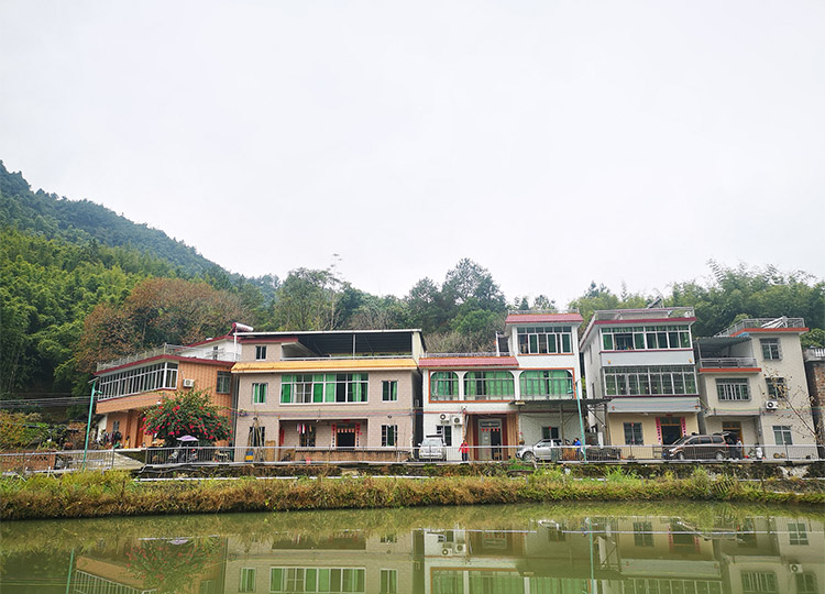 赖玉旧宅址已由其三个直孙建成三栋小洋房