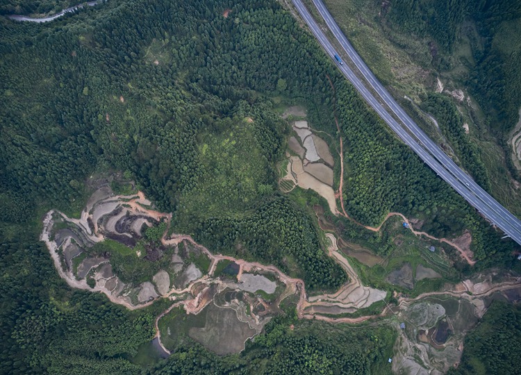 连南县大坪镇，丢荒的梯田正在重新开垦