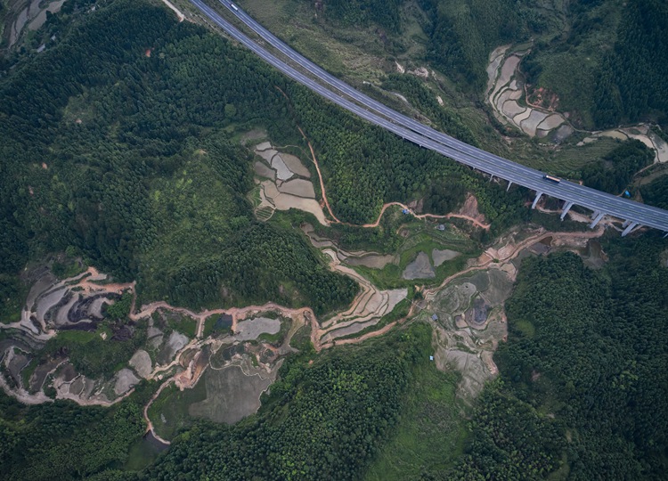 连南县大坪镇，丢荒的梯田正在重新开垦