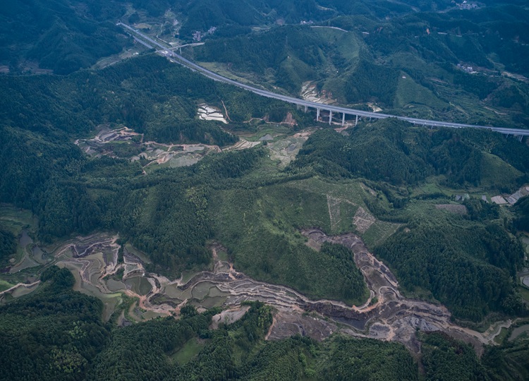 连南县大坪镇，丢荒的梯田正在重新开垦