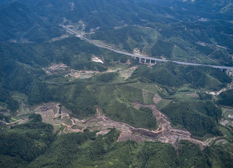 连南县大坪镇，丢荒的梯田正在重新开垦