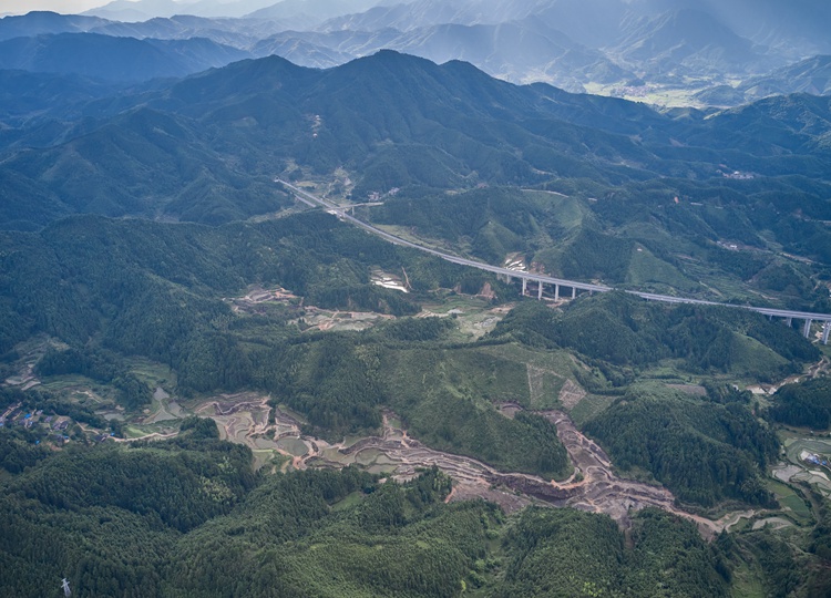 连南县大坪镇，丢荒的梯田正在重新开垦