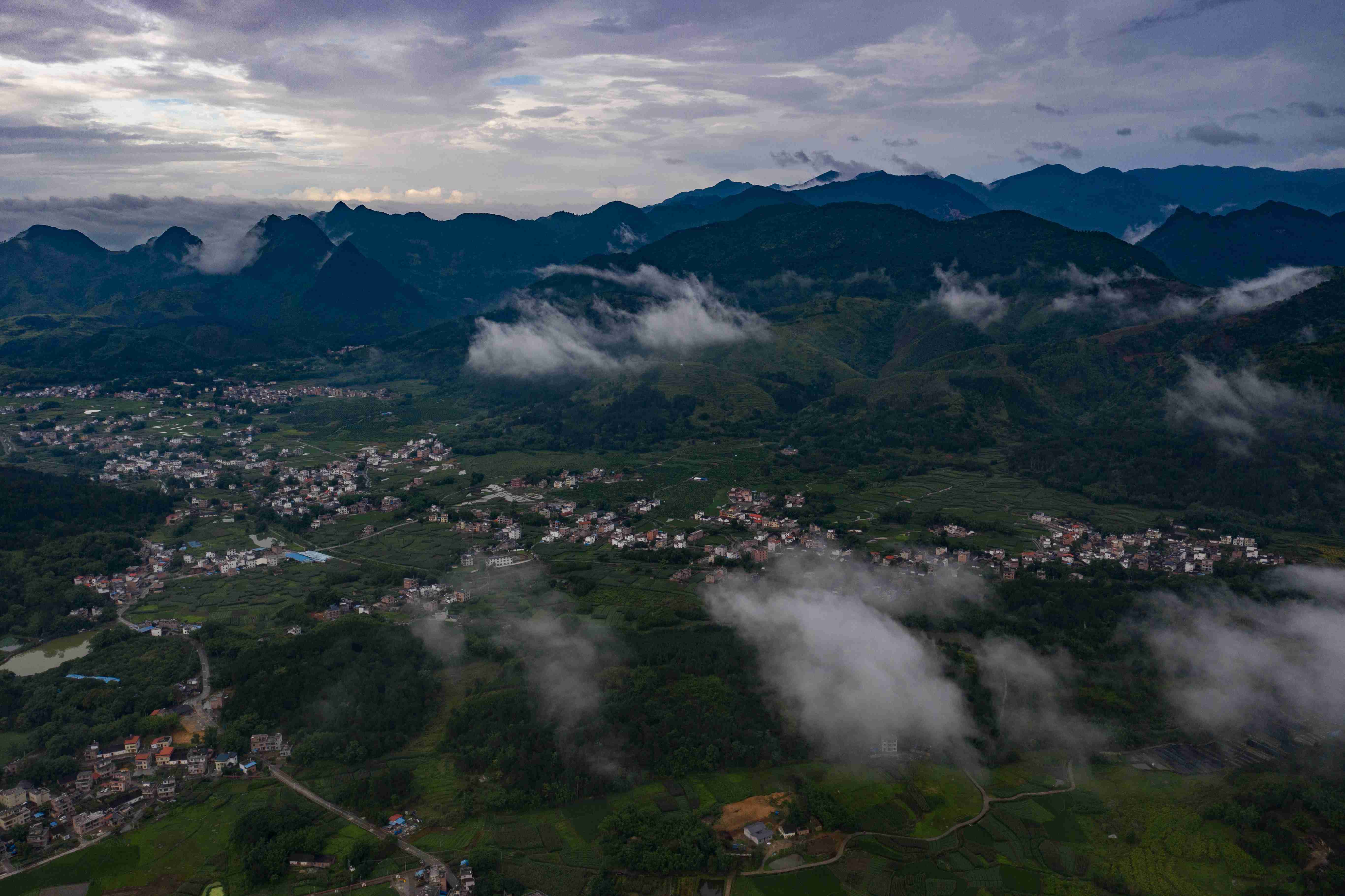 连南县寨岗镇，雨后景色