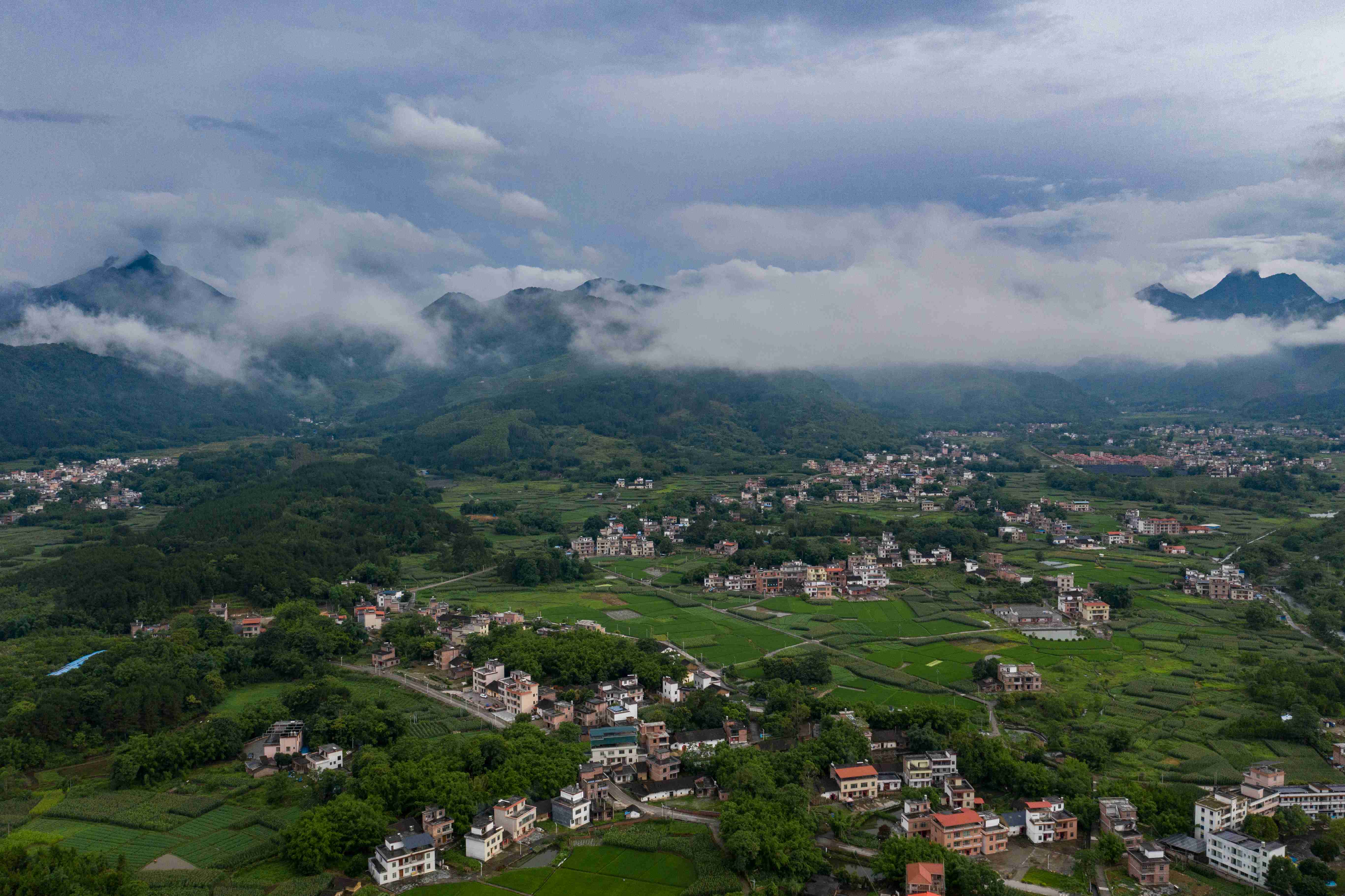 连南县寨岗镇，雨后景色