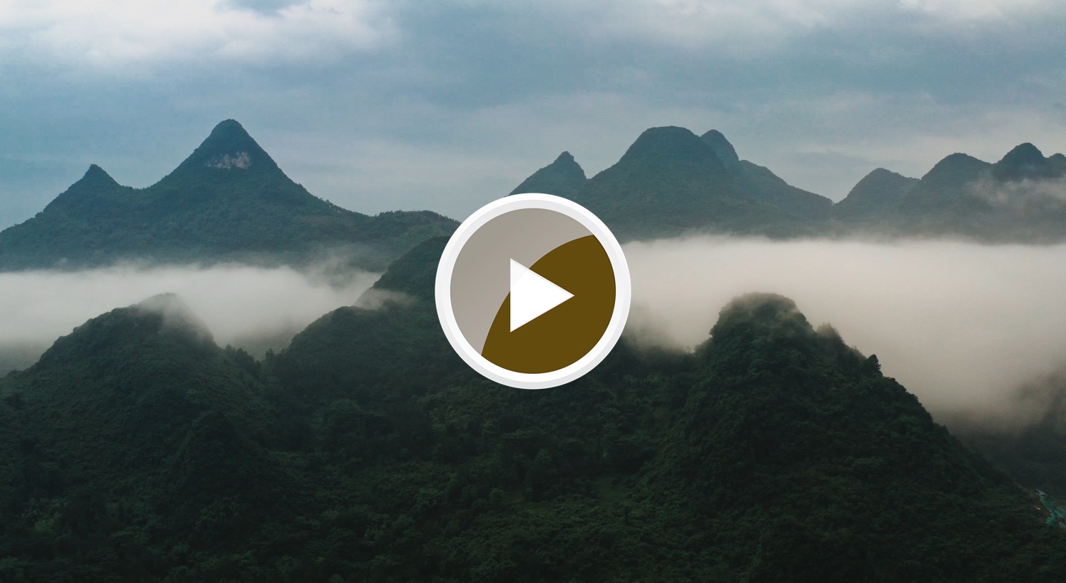 连南三江镇东和村，雨后山腰上的云