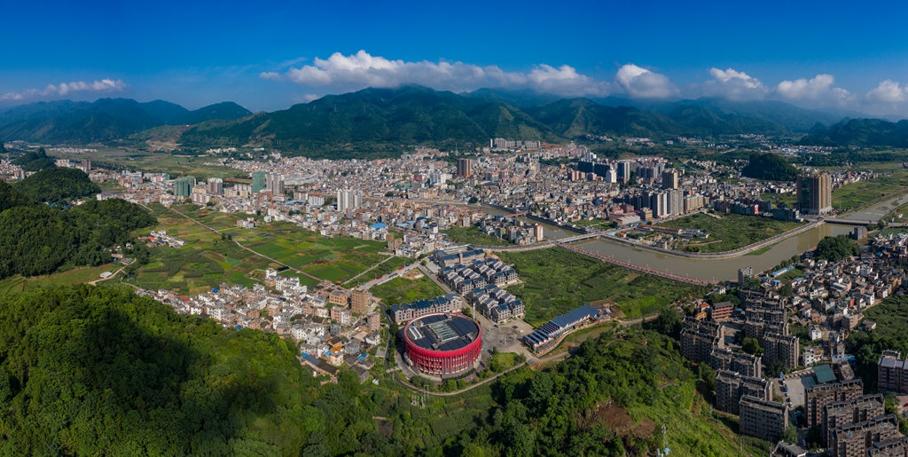 瑶族博物馆和县城全景图
