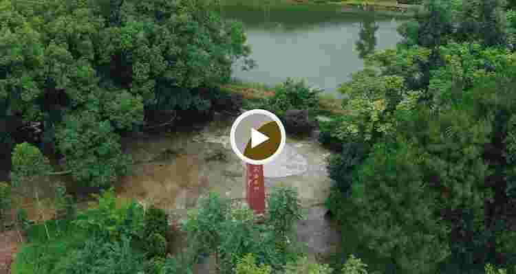 航拍下的连南县寨岗镇鱼冲村，鱼冲革命烈士纪念碑