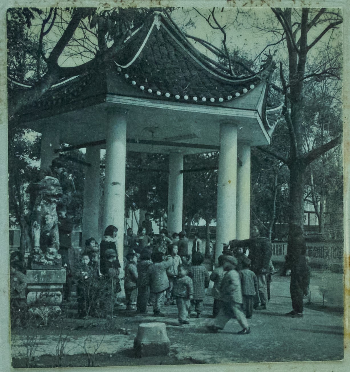 50年代，中山公园中山亭（现机关幼儿园和旧财政局宿舍一带)）