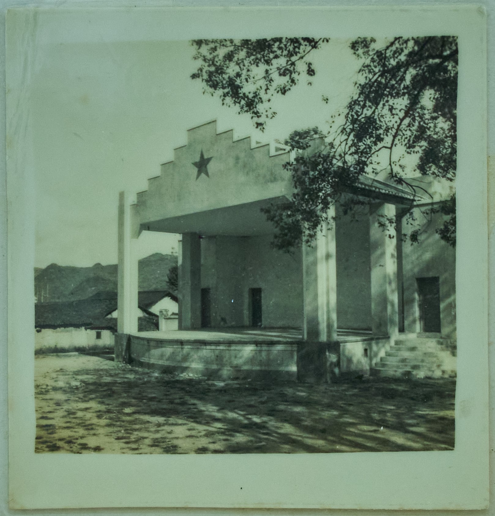 50年代，新建人民讲台（司令台）（现三江小学广场内）