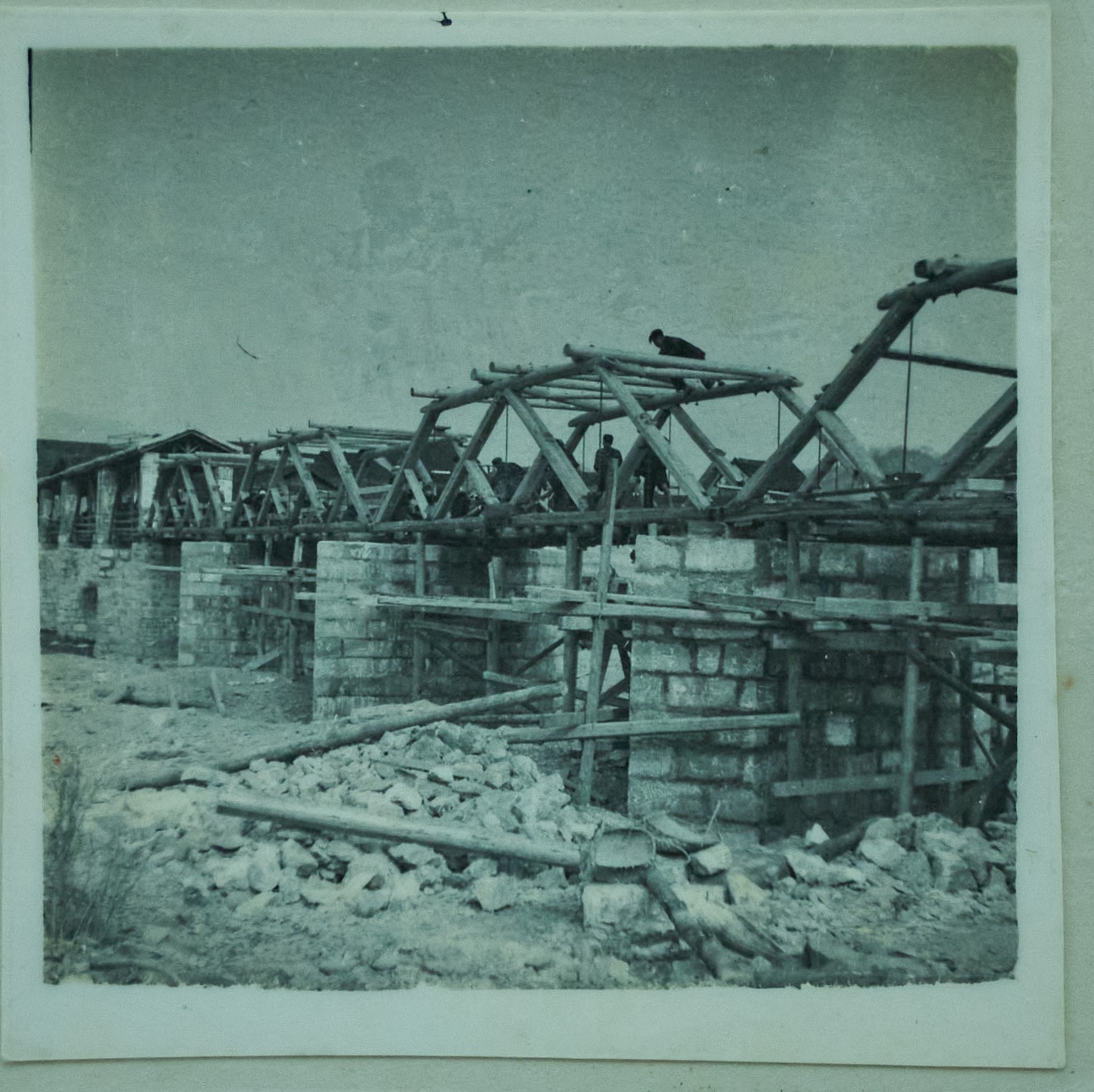 50年代，三江木桥(现三江桥上侧,榕树脚下侧)