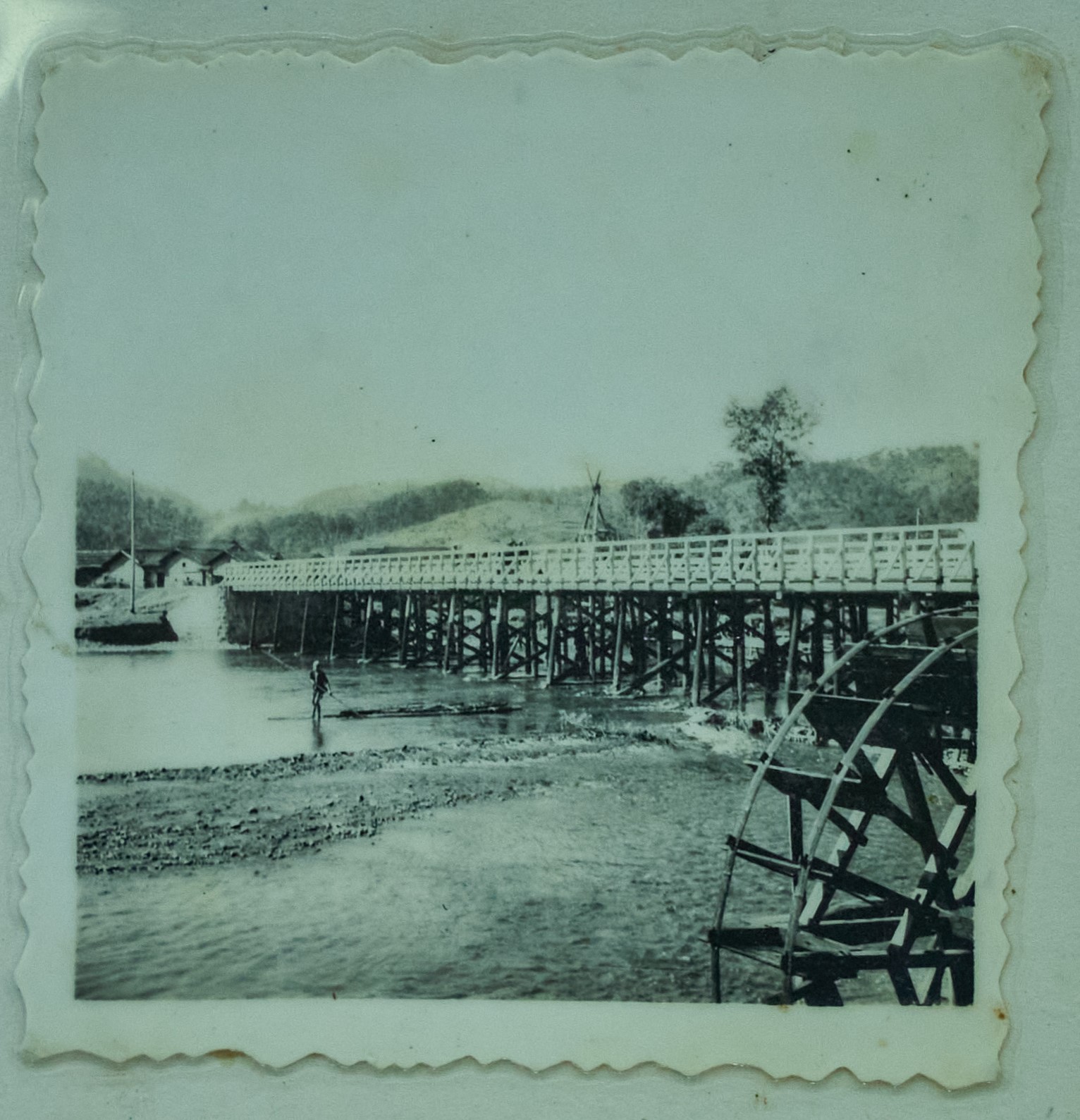 60年代三江木桥（现三江桥上侧，榕树脚下侧）