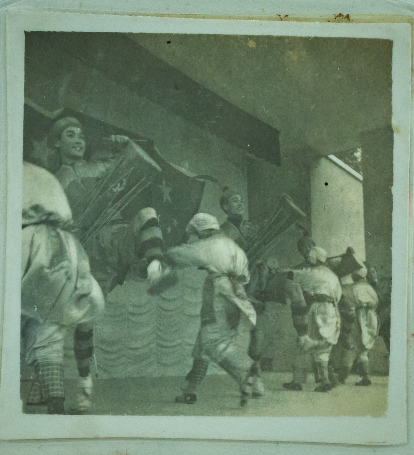 1954年1月,连南瑶族自治区成立一周年纪念大会表演瑶族长鼓舞