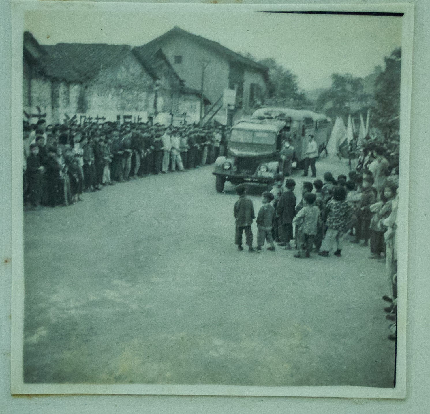 1960年3月,海南业余教育参观团到达寨岗公社