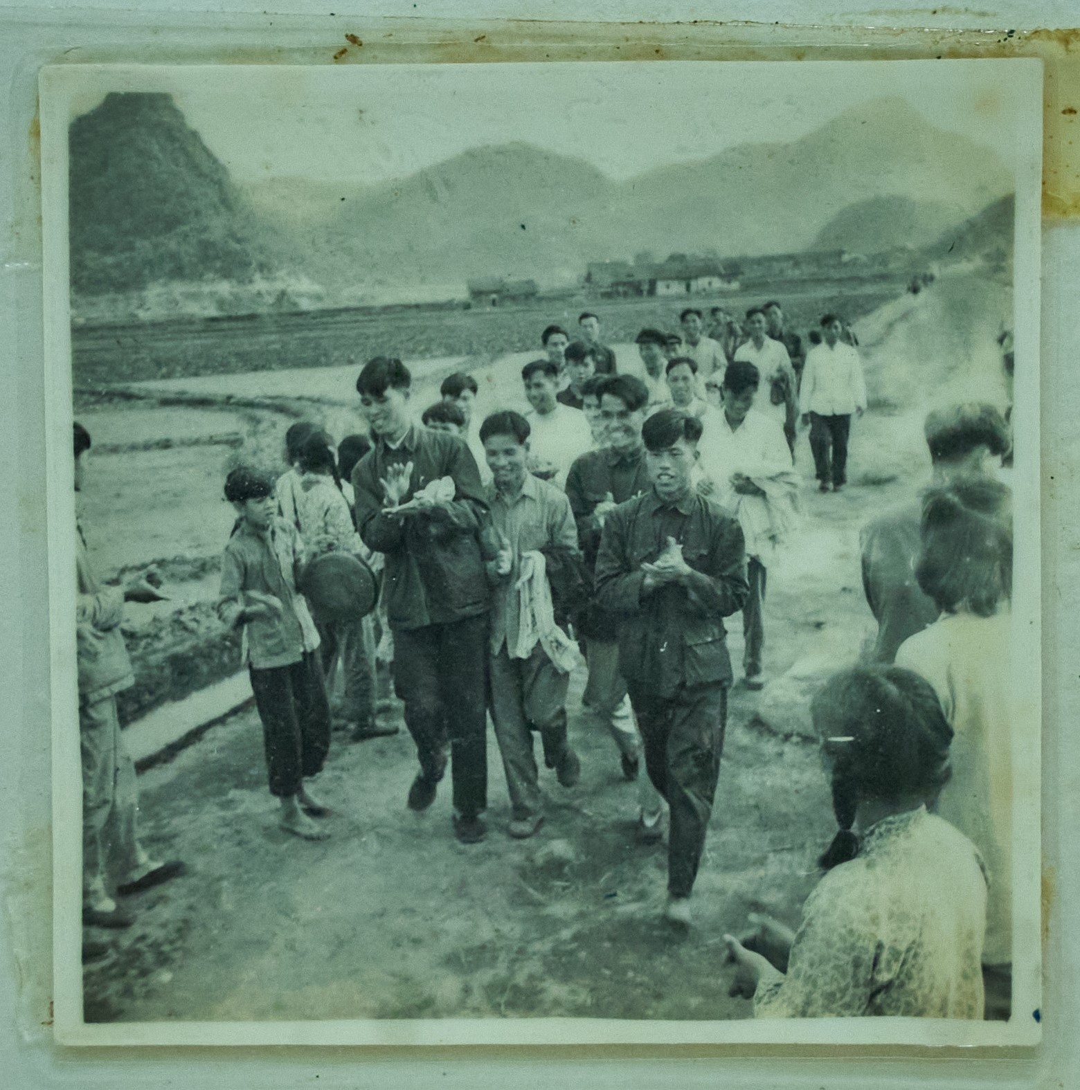 1960年3月，海南业余教育参观团在三江公社参观