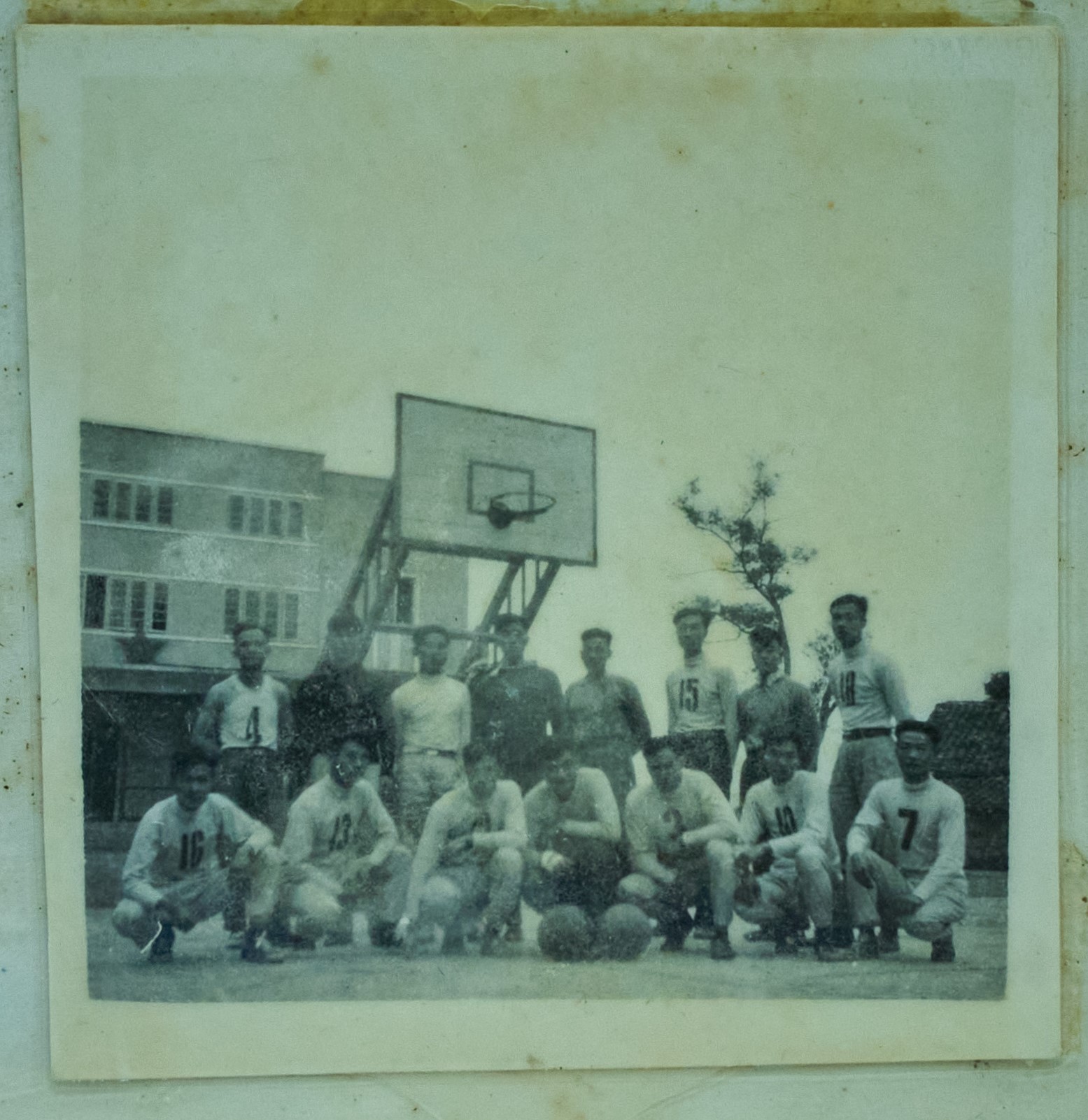 50年代，县男子篮球队(现灯光球场)