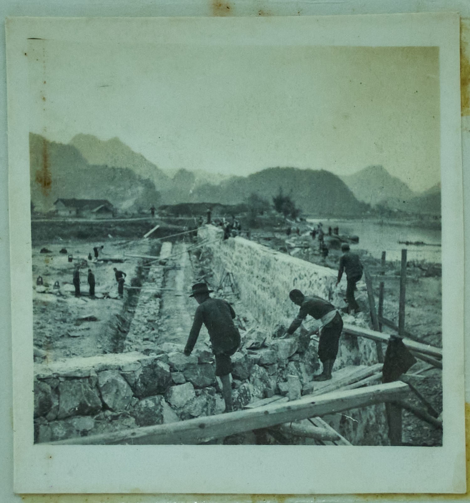 1952年冬,修筑三江河堤,使两岸两千多亩稻田免于灾害