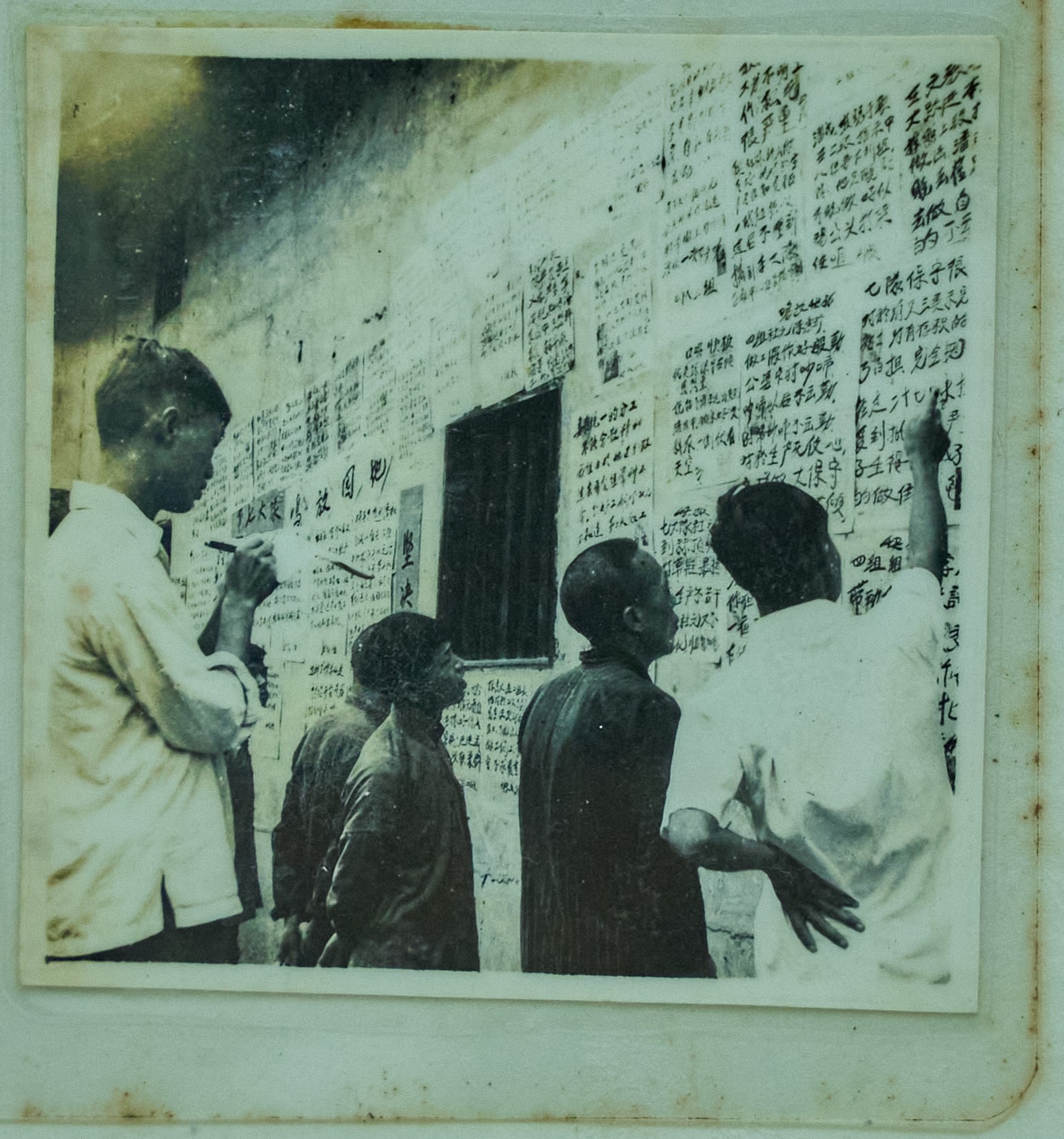 50年代，群众在观看墙报