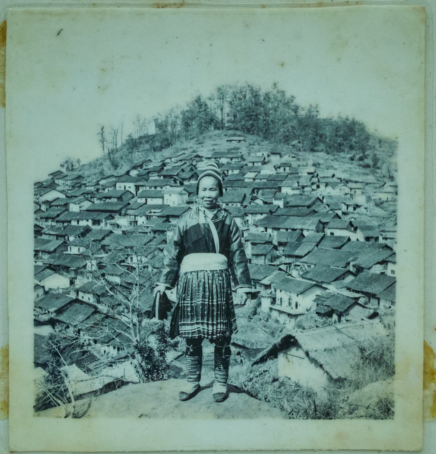 50年代,全国第三次妇代会代表三排妇女主任沈二妹。背景为三排瑶寨