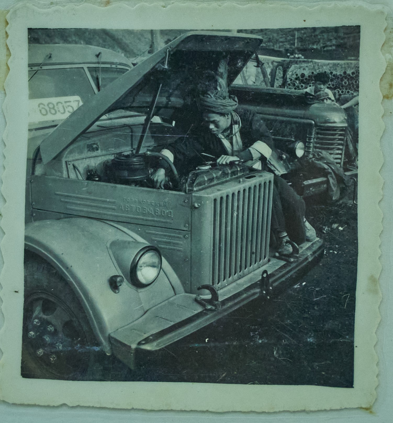 50年代，瑶族同胞在维修汽车