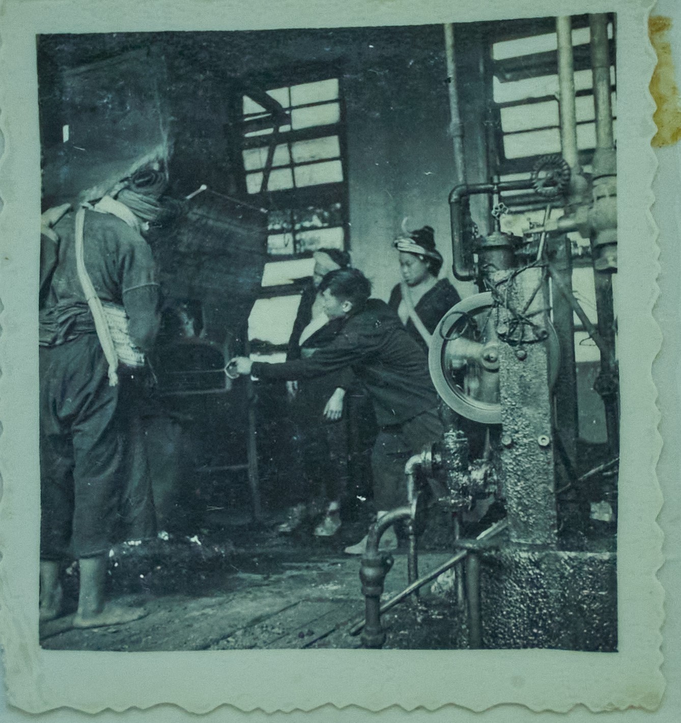 50年代,民族染织厂车间工人在工作