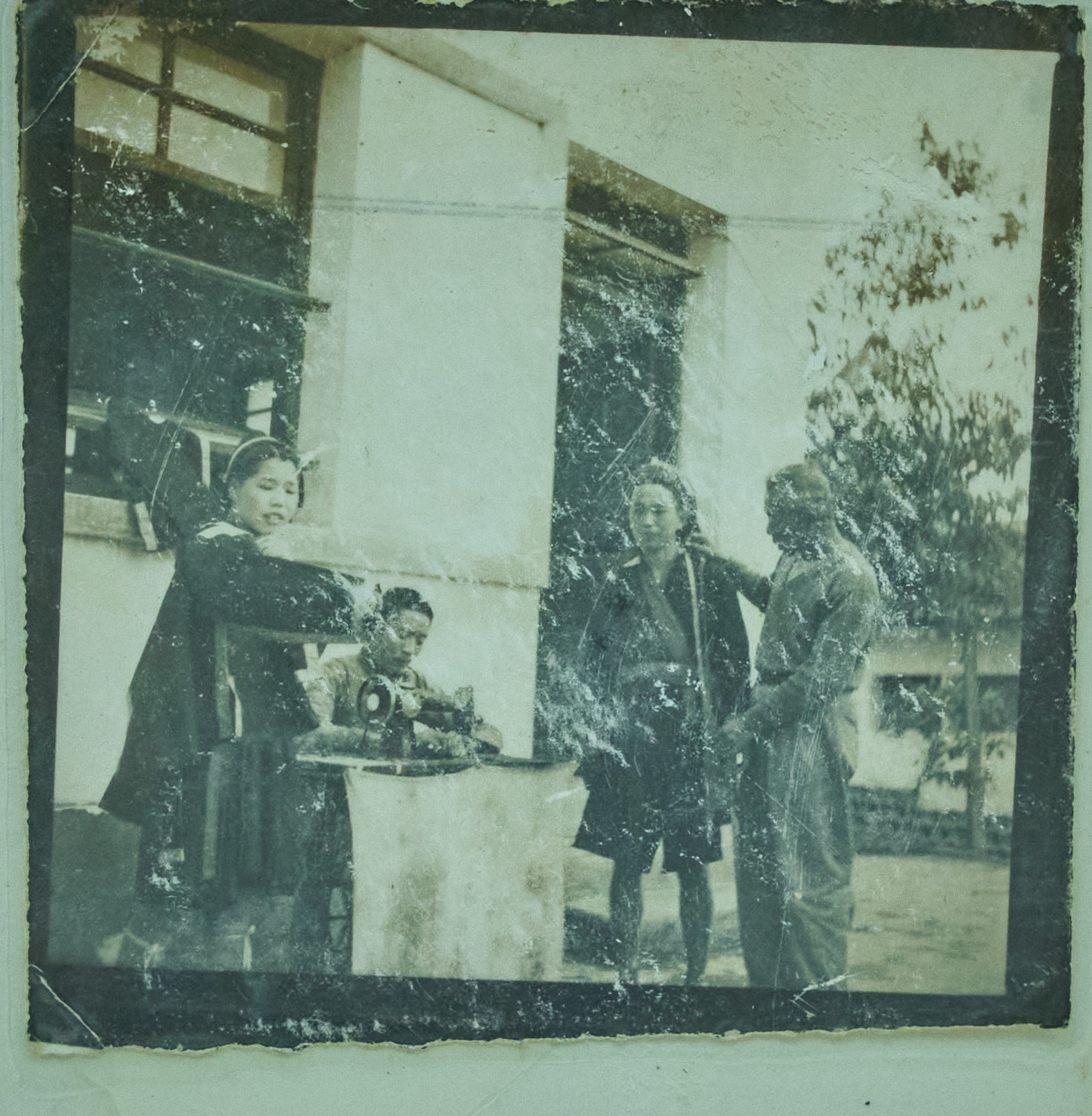 50年代,瑶族社员做新衣