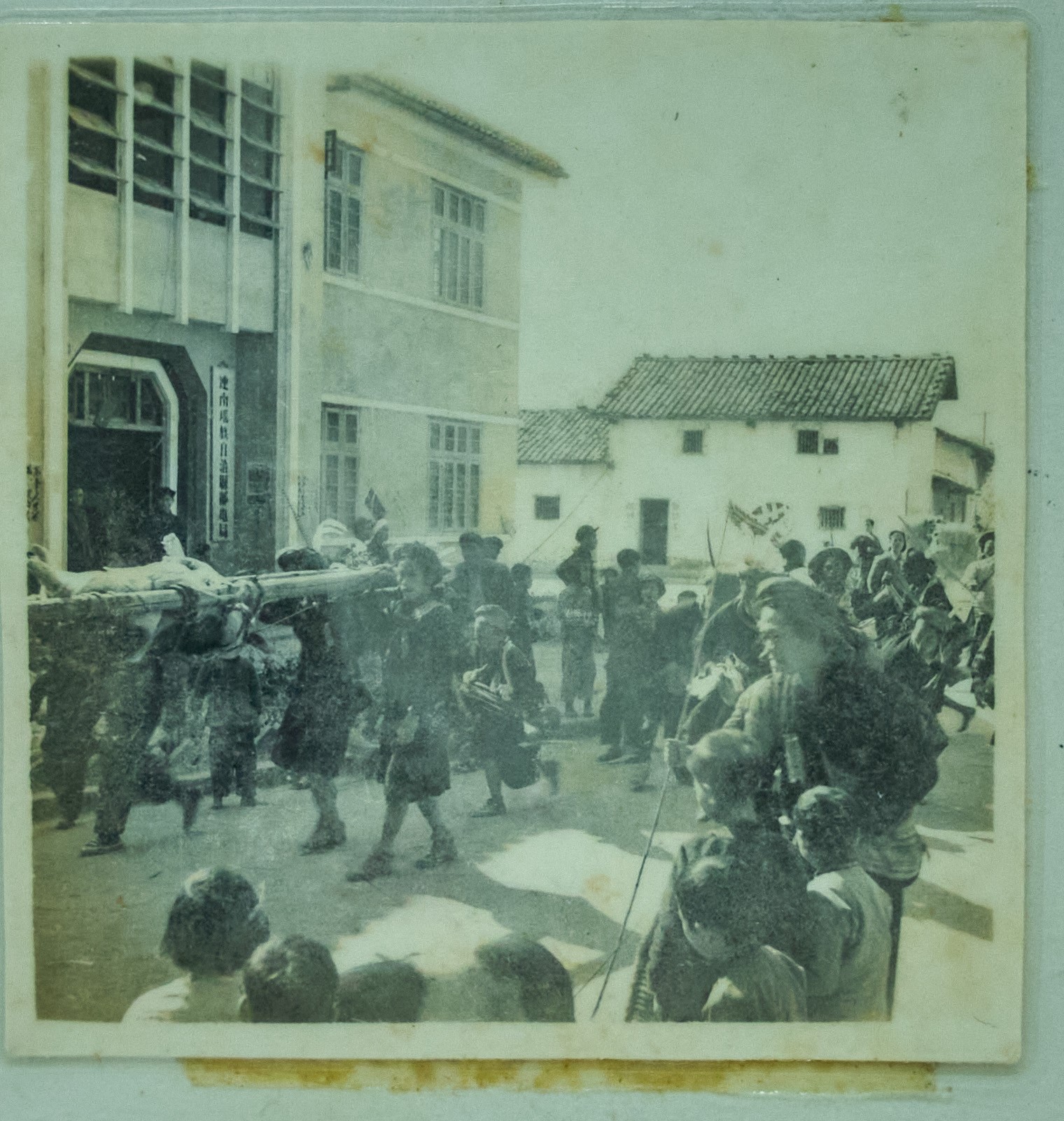 50年代,瑶胞抬野猪到市场出售